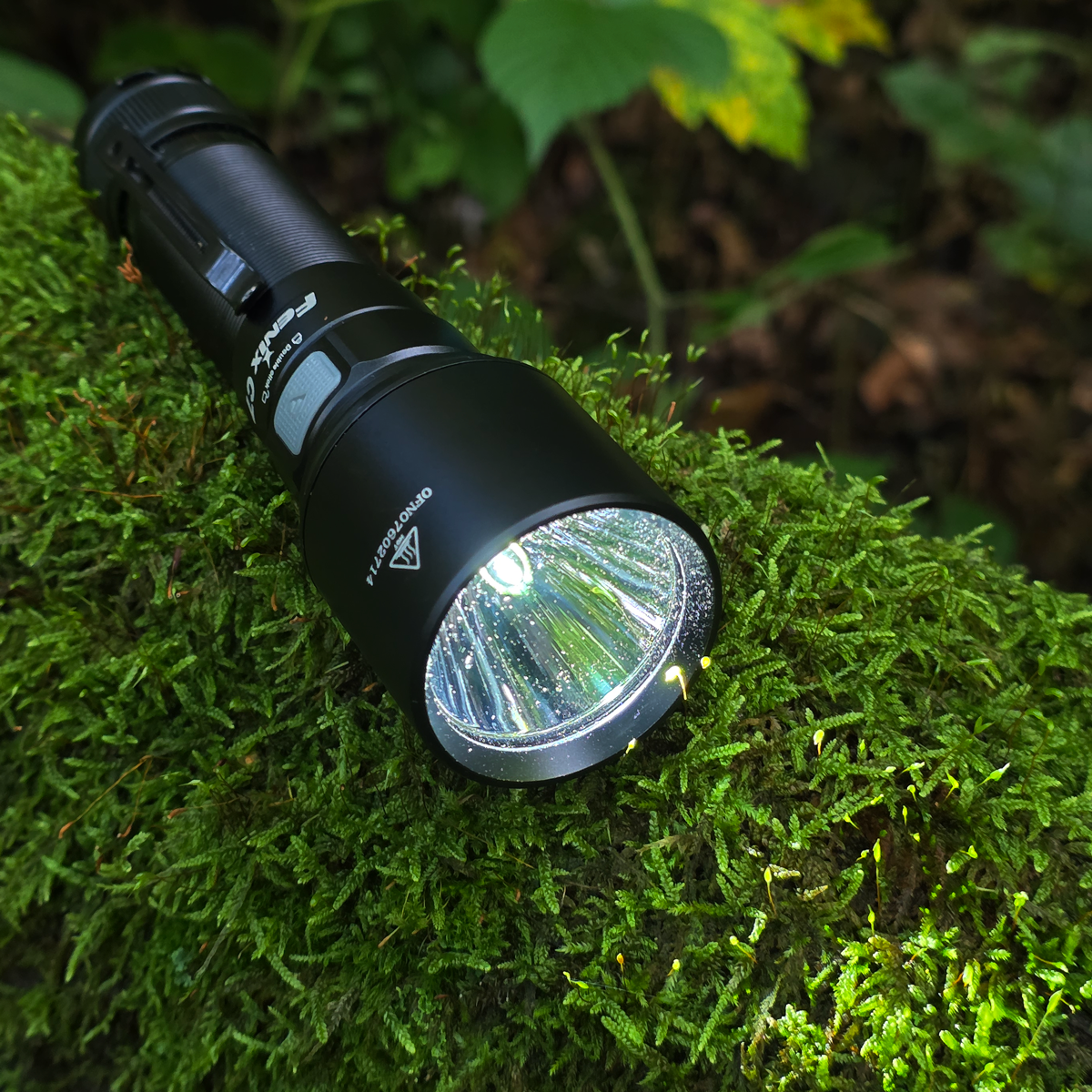 Fenix C7 na mchu - wyłączona