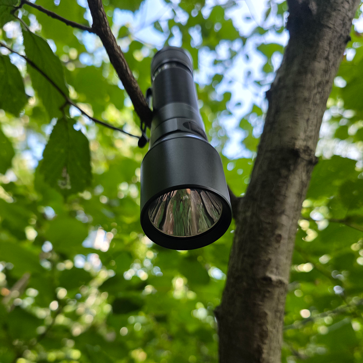 Fenix C7 wisząca na drzewie - test magnesu